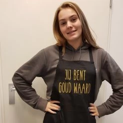 Keukenschort Met Grappige Tekst Bedrukt Cadeau Jij Bent Goud Waard| Katoenen Barbecueschort Keuken BBQ Schort Kookschort Kokschort | Opa Oma Mama Papa Juf Meester Bedanken Collega Vriendin Juffendag Vaderdag Moederdag Verjaardag Man Vrouw -Keukenbenodigdheden Winkel 1200x1200 1031