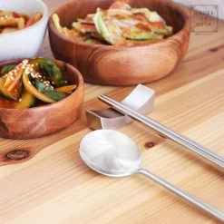 House Of Husk 1 Persoons Chopstick Lepel Set - 1 Paar Metalen Koreaanse Eetstokjes - Inclusief Eetlepel En Houder - RVS - Metaal - Eetstokjes - Koreaans - Vaatwasserbestendig - Sushi Chopsticks - Noodles - Zilver -Keukenbenodigdheden Winkel 1200x1200 815