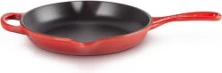 Le Creuset - Gietijzeren Ronde Skillet In Kersenrood 23cm -Keukenbenodigdheden Winkel 1200x397