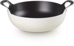 Le Creuset Gietijzeren Balti-pan In Meringue 24 Cm 2,7l -Keukenbenodigdheden Winkel 1200x747