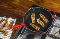 Le Creuset - Gietijzeren Ronde Skillet In Kersenrood 23cm -Keukenbenodigdheden Winkel 1200x787