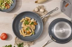 Swiss Pro+ - Koekenpannenset - 3 Delig - Keramisch - Inductie - Milieuvriendelijk - PFAS - PFOA Vrij - Sapphire Green 20 Swiss Pro+ - Koekenpannenset - 3 Delig - Keramisch - Inductie - Milieuvriendelijk - PFAS - PFOA Vrij - Sapphire Green -Keukenbenodigdheden Winkel 1200x799 2