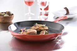 Le Creuset - Gietijzeren Ronde Skillet In Kersenrood 23cm -Keukenbenodigdheden Winkel 1200x799 24