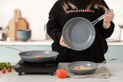 Swiss Pro+ - Koekenpannenset - 3 Delig - Keramisch - Inductie - Milieuvriendelijk - PFAS - PFOA Vrij - Sapphire Green 24 Swiss Pro+ - Koekenpannenset - 3 Delig - Keramisch - Inductie - Milieuvriendelijk - PFAS - PFOA Vrij - Sapphire Green -Keukenbenodigdheden Winkel 1200x799 4