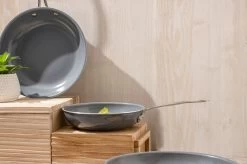 Swiss Pro+ - Koekenpannenset - 3 Delig - Keramisch - Inductie - Milieuvriendelijk - PFAS - PFOA Vrij - Sapphire Green 25 Swiss Pro+ - Koekenpannenset - 3 Delig - Keramisch - Inductie - Milieuvriendelijk - PFAS - PFOA Vrij - Sapphire Green -Keukenbenodigdheden Winkel 1200x799 5