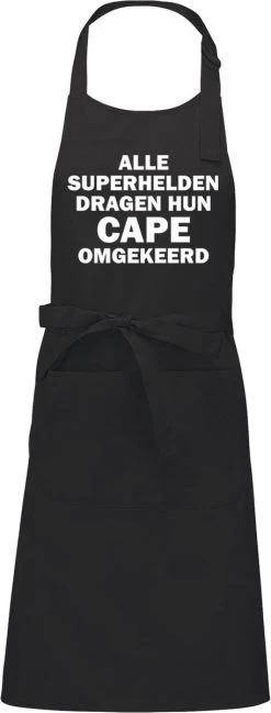 KARIBAN ALLE SUPERHELDEN DRAGEN HUN CAPE OMGEKEERD Herenschort - Zwart Met Witte Tekst - One Size (volwassenen) - Luxe Schort - Keuken | Barbeque | BBQ | Bedienings Schort - Grappige Teksten | Designs - Voor De Stoere Man - Verstelbaar - Cadeau -Keukenbenodigdheden Winkel 457x1200