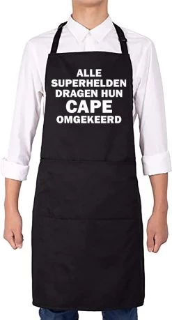 KARIBAN ALLE SUPERHELDEN DRAGEN HUN CAPE OMGEKEERD Herenschort - Zwart Met Witte Tekst - One Size (volwassenen) - Luxe Schort - Keuken | Barbeque | BBQ | Bedienings Schort - Grappige Teksten | Designs - Voor De Stoere Man - Verstelbaar - Cadeau