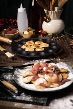 Blackwell Poffertjespan - Met Houten Steel - Gietijzer - ø 24 Cm 7 Blackwell Poffertjespan - Met Houten Steel - Gietijzer - ø 24 Cm -Keukenbenodigdheden Winkel 799x1200 8