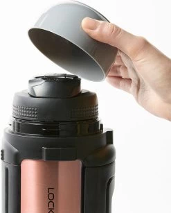 Lock&Lock Thermoskan - Isoleerkan - Thee En Koffie - Lekvrij - 1,5 Liter - RVS - Inklapbaar Handvat - Koper Roze -Keukenbenodigdheden Winkel 967x1200